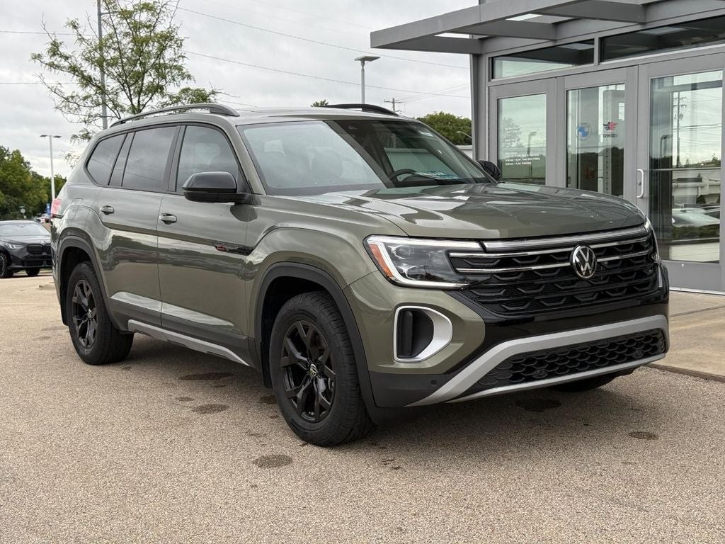2024 Volkswagen Atlas 2.0T Peak Edition SEL