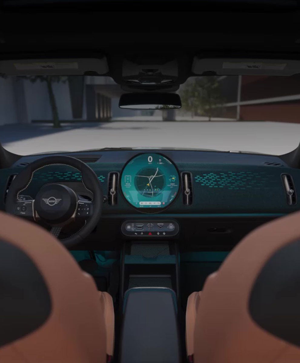 View of the front row and dashboard of a MINI Countryman S ALL4 from the perspective of the back row.